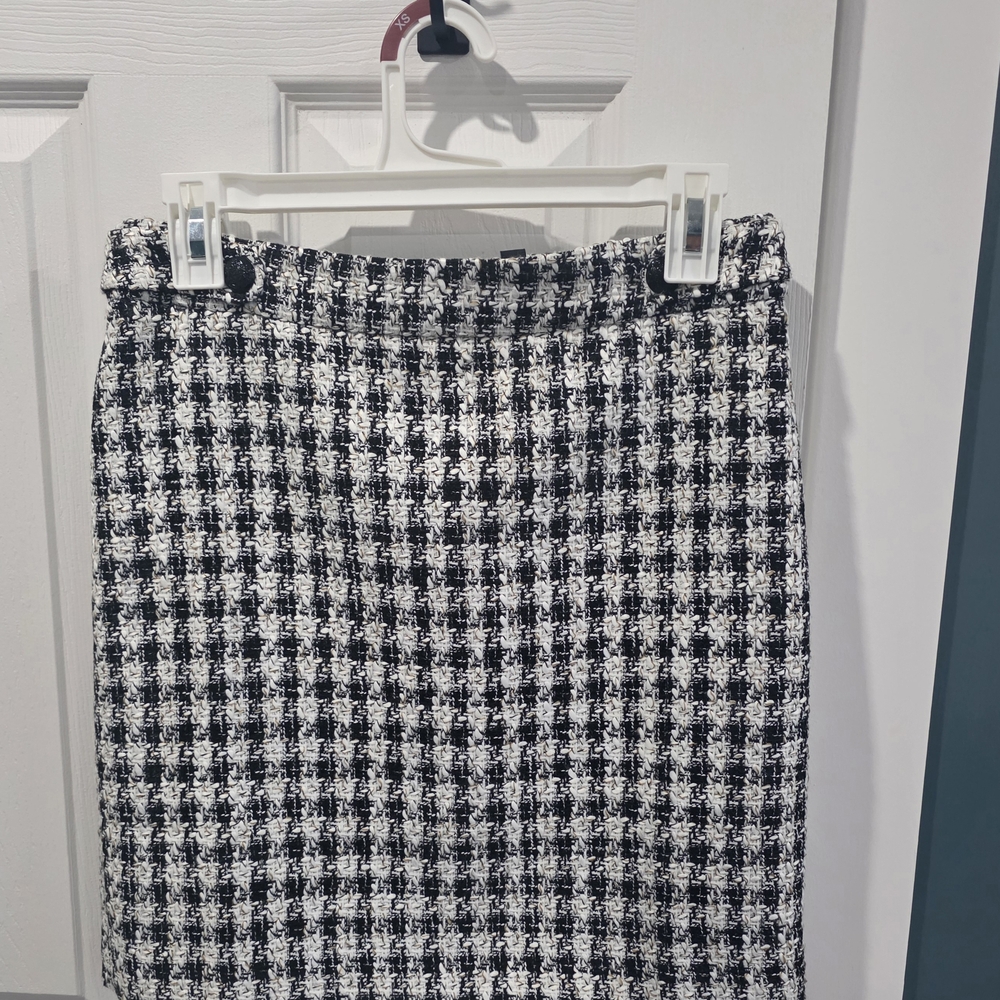 NWT White House Black Market - Black and White Houndstooth Skirt Size 2